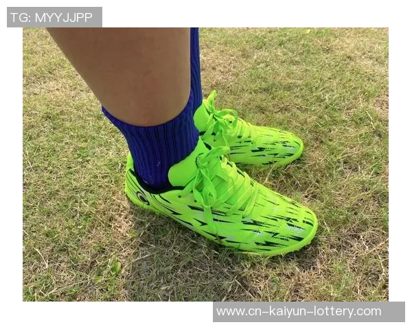 选择适合自己的足球鞋子提升球场表现的秘诀与推荐